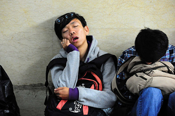 2021年12月8日，中共發表的兒童藍皮書顯示，青少年學習壓力大，抑鬱症發生率逐年上升。(AFP/GettyImages)