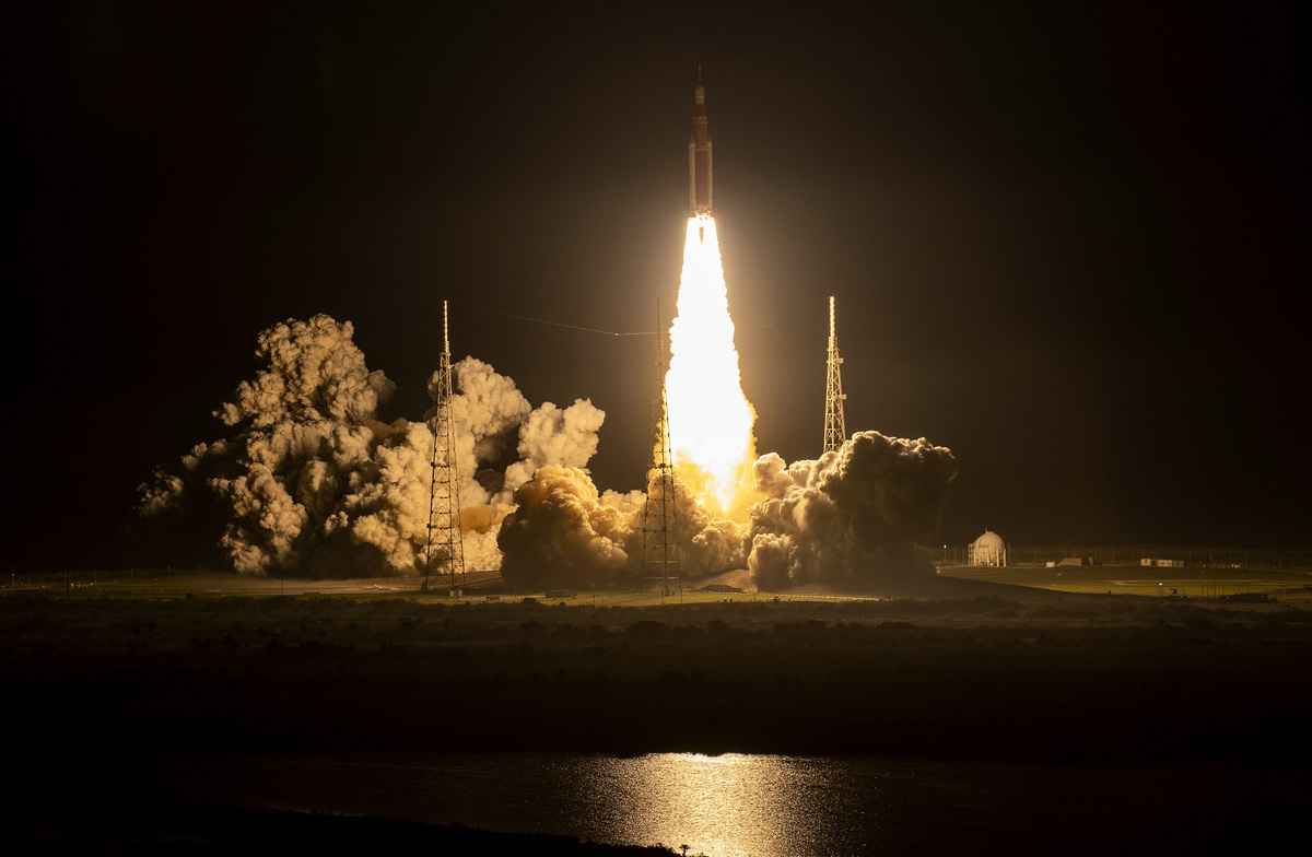 2022年11月16日，美國佛羅里達州甘迺迪航太中心（Kennedy Space Center），「阿提密斯1號」無人登月火箭（Artemis I unmanned lunar rocket）攜帶獵戶座（Orion）飛船從39B發射台升空。（Kevin Dietsch/Getty Images）