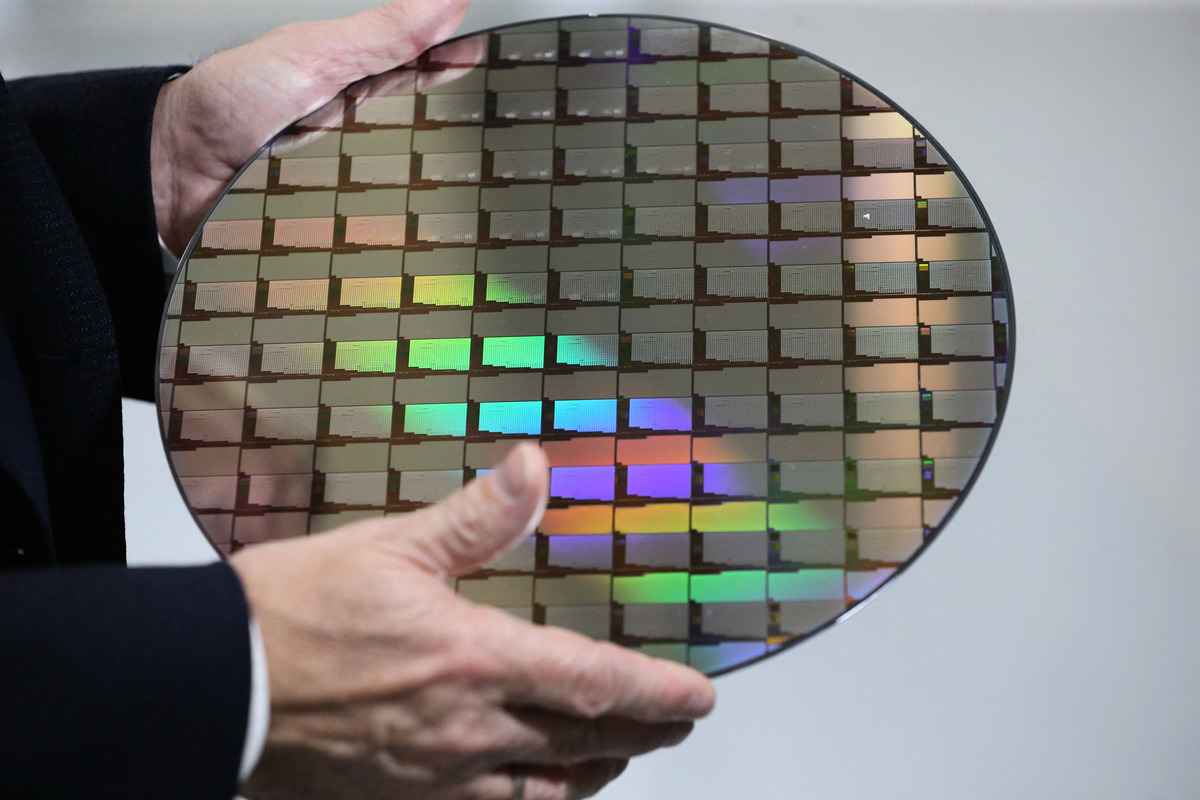 2022年2月7日，比利時魯汶（Leuven），比利時微電子研究中心（Interuniversity Microelectronics Centre，簡稱IMEC）一名男子拿著晶圓。（François Walschaerts/AFP）