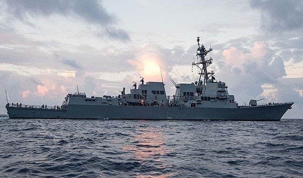 美軍「約翰遜」號導彈驅逐艦（USS Ralph Johnson, DDG 114）2022年2月26日由南向北通過台灣海峽。資料照。（公有領域）