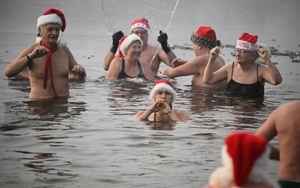 節日傳統｜柏林民眾在湖中享受「寒冷聖誕浴」（多圖）