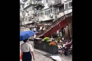 上海一知名老街店舖招牌連片坍塌