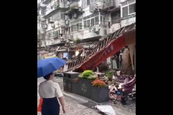 上海一知名老街店舖招牌連片坍塌
