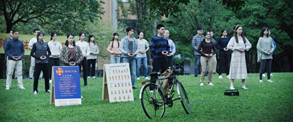 《沉默呼聲》劇照，一群學生在公園內煉法輪功。（飛雲製作公司提供）