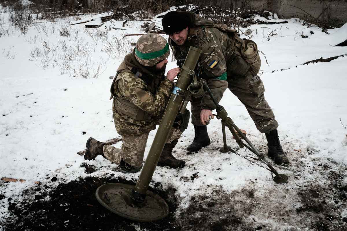 2023年2月16日，烏克蘭巴赫穆特（Bakhmut），俄羅斯軍隊逐步進逼，兩名烏克蘭軍人準備向俄羅斯陣地發射迫擊砲。（Yasuyoshi Chiba/AFP）