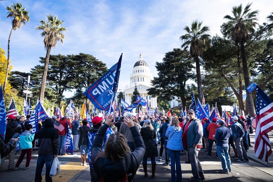 加州首府挺特集會 民眾：不要共產主義