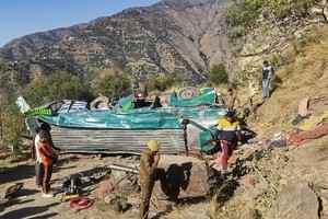 印度巴士墜入山谷 至少36死19傷