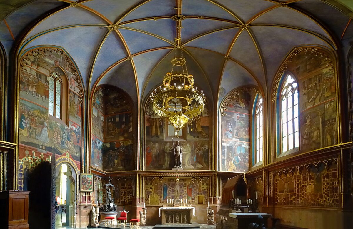 德國–波希米亞的彼得‧帕爾萊日（Peter Parler）和接續阿拉斯的馬修成為了聖維特大教堂的建築師，替教堂建築加上許多雕像裝飾，像是聖溫塞斯拉斯禮拜堂的內部空間。圓頂的拱頂結構和壁畫將內牆向外延伸，塑造出更寬闊的空間感。（ErwinMeier/CC BY-SA 4.0）