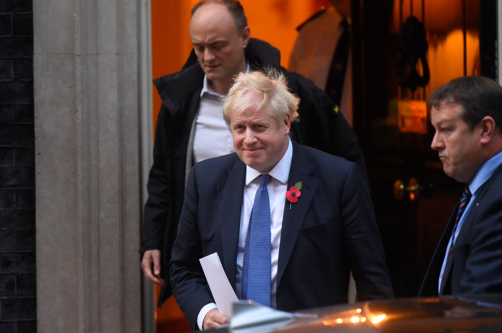 英國首相約翰遜（Boris Johnson）及其政治顧問多米尼克卡明斯（Dominic Cummings，左）於2019年10月28日離開倫敦唐寧街10號。歐盟領導人宣佈，原則上已達成將英國脫歐延期至2020年1月31日的協議。（Pete Summers/Getty Images）