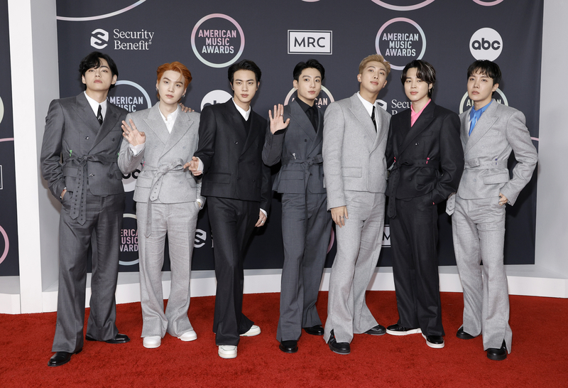 南韓人氣男團防彈少年團（BTS）訪洛杉磯出席2021全美音樂獎（2021 American Music Awards／AMAs）紅毯照。（Amy Sussman/Getty Images）