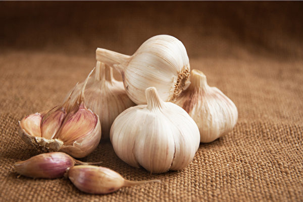 大蒜所含的大蒜素能放鬆血管，不僅有助降血壓，還能促進胰島素的生成。（Shutterstock）