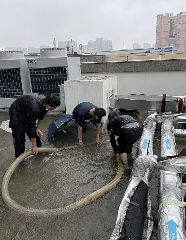 鄭州六院7.20彙報照片顯示，醫院大樓屋頂嚴重積水。 （大紀元）