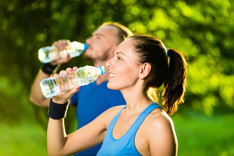 研究：每天喝八杯水對大部份人而言是過量的
