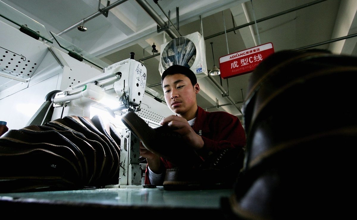 2006年3月3日，浙江省溫州市的一家製鞋工廠。（Guang Niu/Getty Images）