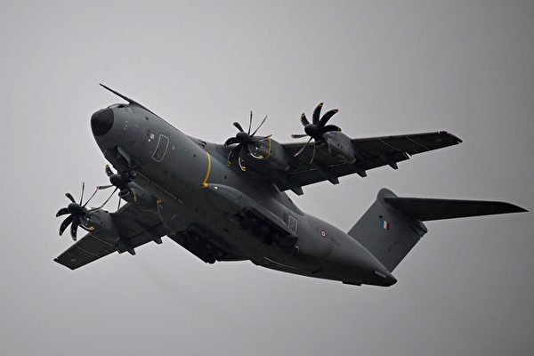 2023年6月19日，法國勒布爾熱（Le Bourget），在巴黎國際航空展期間，現場展出一架空中巴士（Airbus）的A400M Atlas運輸機。（Emmanuel Dunand/AFP via Getty Images）
