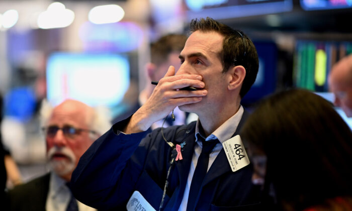 2020年3月16日，交易員在紐約證券交易所（NYSE）的開盤鐘聲中工作。（Johannes Eisele/AFP via Getty Images）