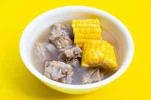 誤信吃骨補骨 65歲翁狂喝大骨湯險洗腎