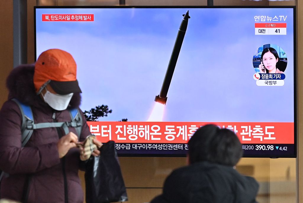 圖：2022年1月5日，在北韓發射了導彈後，人們觀看顯示了北韓導彈試驗鏡頭的電視新聞廣播。（JUNG YEON-JE/AFP via Getty Images）
