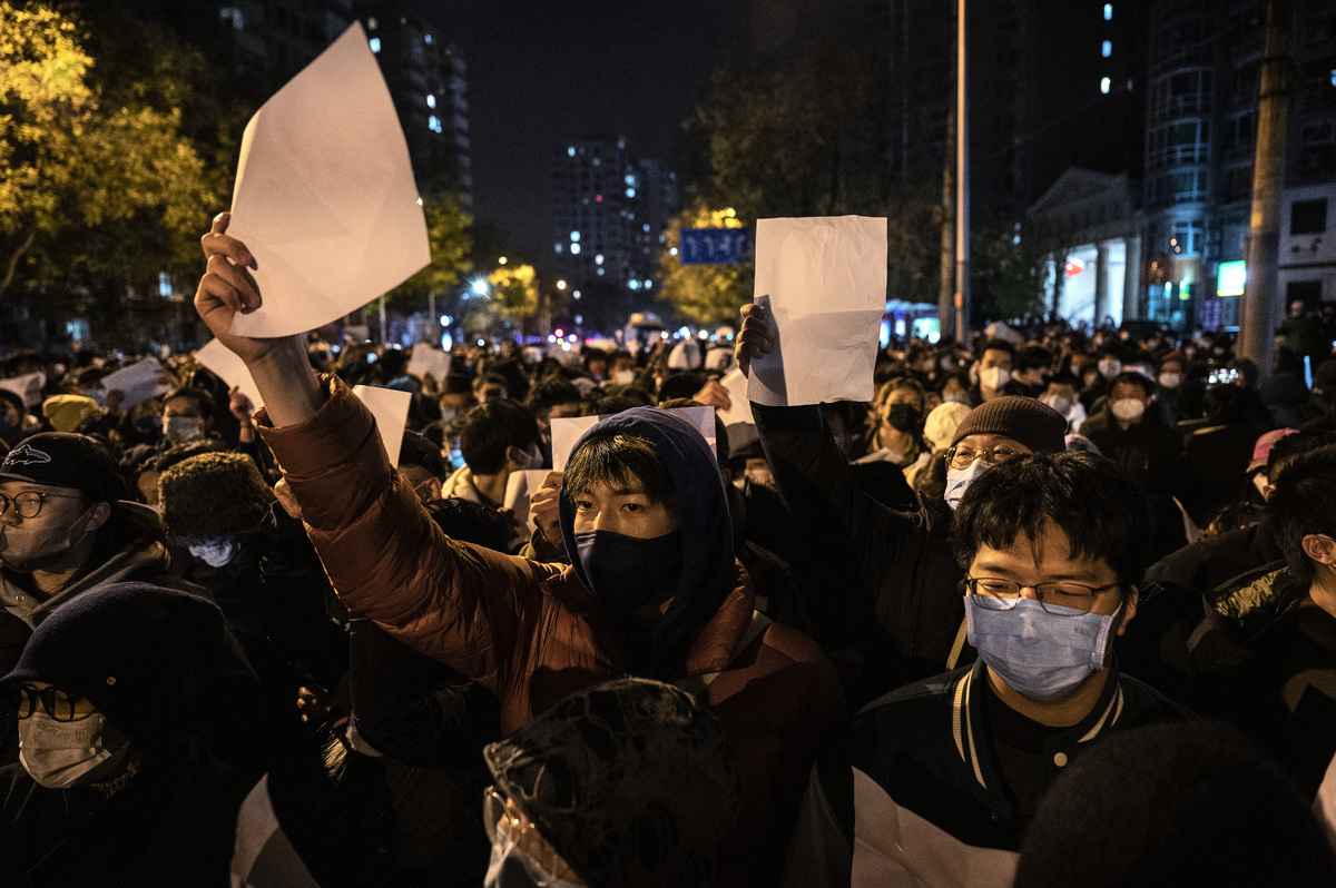 2022年11月27日，許多北京民眾舉白紙抗議中共。（Kevin Frayer/Getty Images）