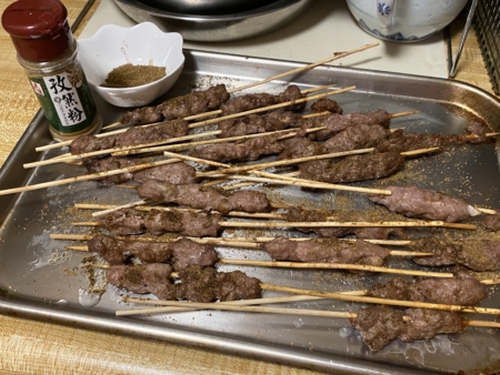 取出肉串,撒一些調味香料,再放回焗爐烤5分鐘即可。(梁廚美食提供)