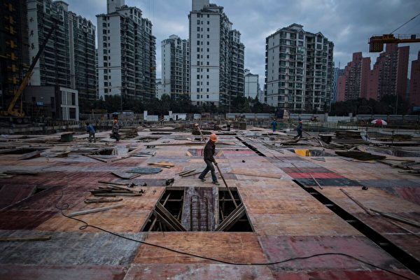 2016年11月29日，一名男子在上海一棟住宅大樓的施工現場工作。分析師表示，隨著房地產價格飆升，中國家庭債務以「驚人」的速度增長，這加大了房地產衰退可能對全球第二大經濟體造成衝擊的風險。（Johannes Eisele/AFP via Getty Images）