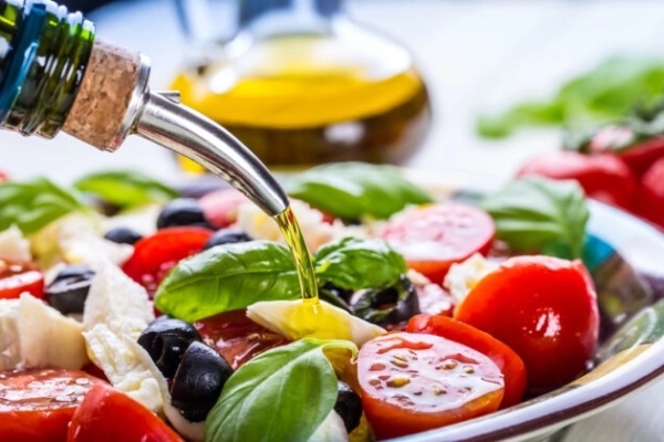 綠色地中海飲食由豐富的綠色植物性食材、茶和堅果組成。(Shutterstock)