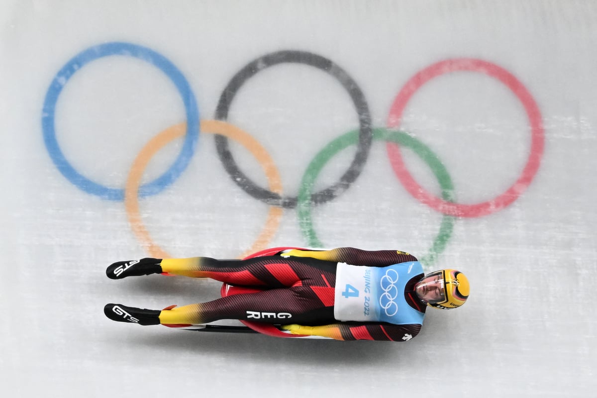 在2022冬奧會男子單人雪橇比賽中，本賽季世界排名第一的路德維希（Johannes Ludwig）以0.160秒的微弱優勢，奪得冠軍。圖為他比賽中的瞬間。（Daniel Mihailescu/AFP via Getty Images）