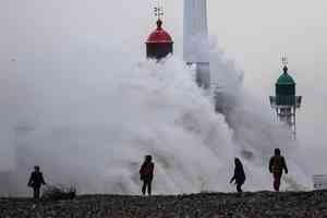 風暴吹襲歐洲多國 擾亂交通運輸（多圖）