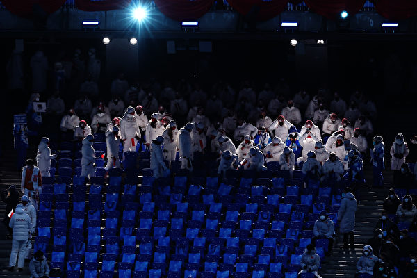 2022年2月4日北京，波蘭運動員在北京國家體育場舉行的2022年北京冬季奧運會開幕式上就座。（Julian Finney/Getty Images）