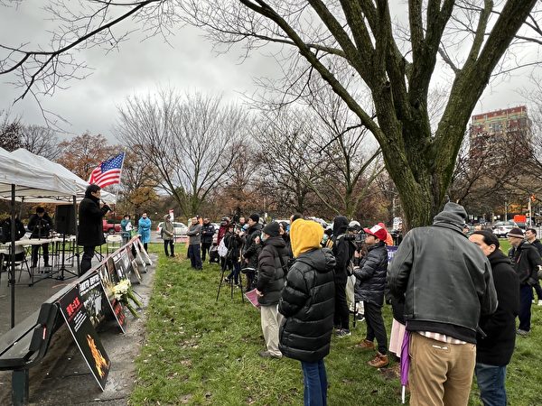 2022年12月3日，紐約愛國華人冒雨參加法拉盛植物園內的聲援「白紙革命」集會。（施萍／大紀元）