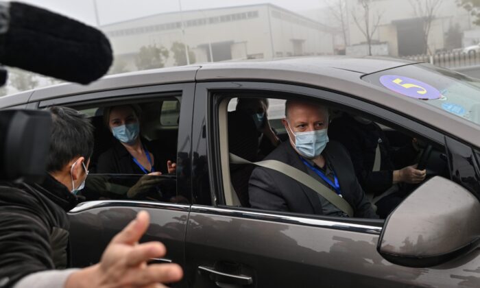 彼得·達薩克（Peter Daszak，右）和世界衛生組織（WHO）調查COVID-19冠狀病毒起源的小組其他成員於2021年2月3日抵達武漢病毒學研究所。（Hector Retamal/AFP via Getty Images）