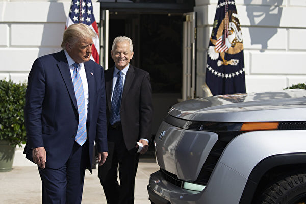 2020年9月28日，當勞特朗普總統和白宮貿易顧問納瓦羅在華盛頓白宮南草坪上查看新的耐力（Endurance）全電動卡車。（Tasos Katopodis/Getty Images）