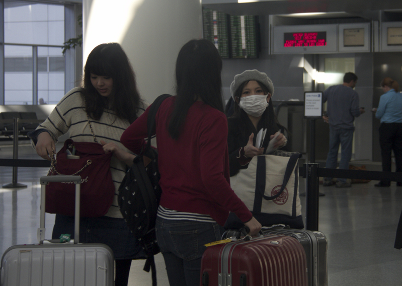 美國三藩市機場戴口罩的乘客。（楊帆／大紀元）