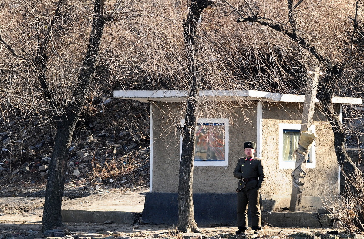 南韓「每日北韓」網站報道說，兩名北韓士兵越過中朝邊境，前往遼寧省丹東市的一戶民宅行竊。圖為2010年11月25日，北韓新義州鴨綠江畔一個崗哨的士兵。（FREDERIC J. BROWN/AFP/Getty Images）