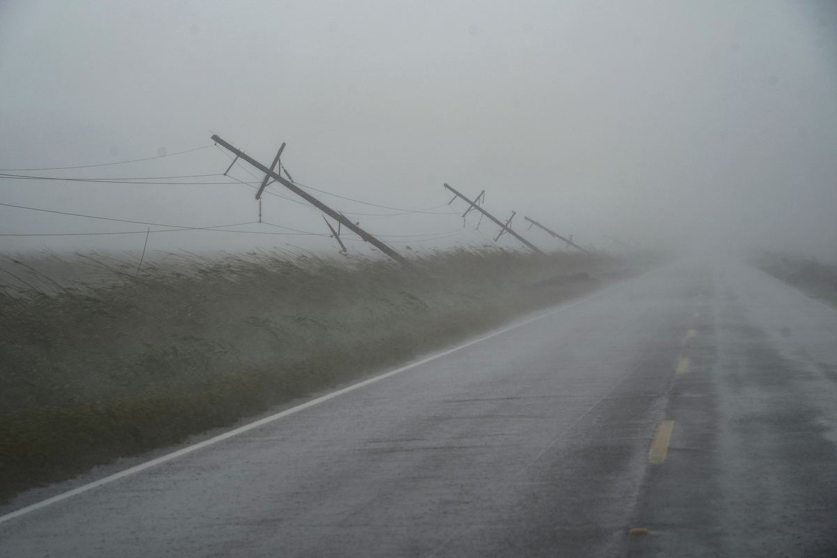 2020年10月9日，德爾塔颶風（Hurricane Delta）逼近路易斯安那州卡梅倫（Cameron），當年8月份勞拉颶風（Hurricane Laura）登陸時對電線杆造成的破壞仍然可見。（Go Nakamura/Getty Images）