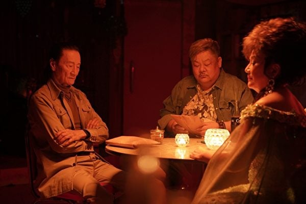 《殺出個黃昏》劇照，由香港影帝林家棟監製及編劇，以輕鬆幽默手法呈現老人議題。（華映娛樂提供）