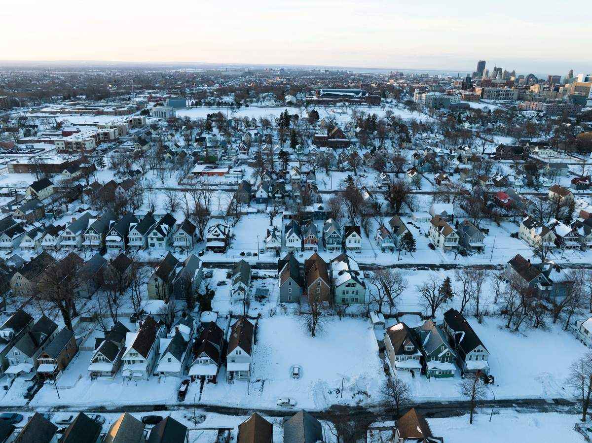 2022年12月29日，雪覆蓋了紐約州布法羅。（Joed Viera/AFP via Getty Images）