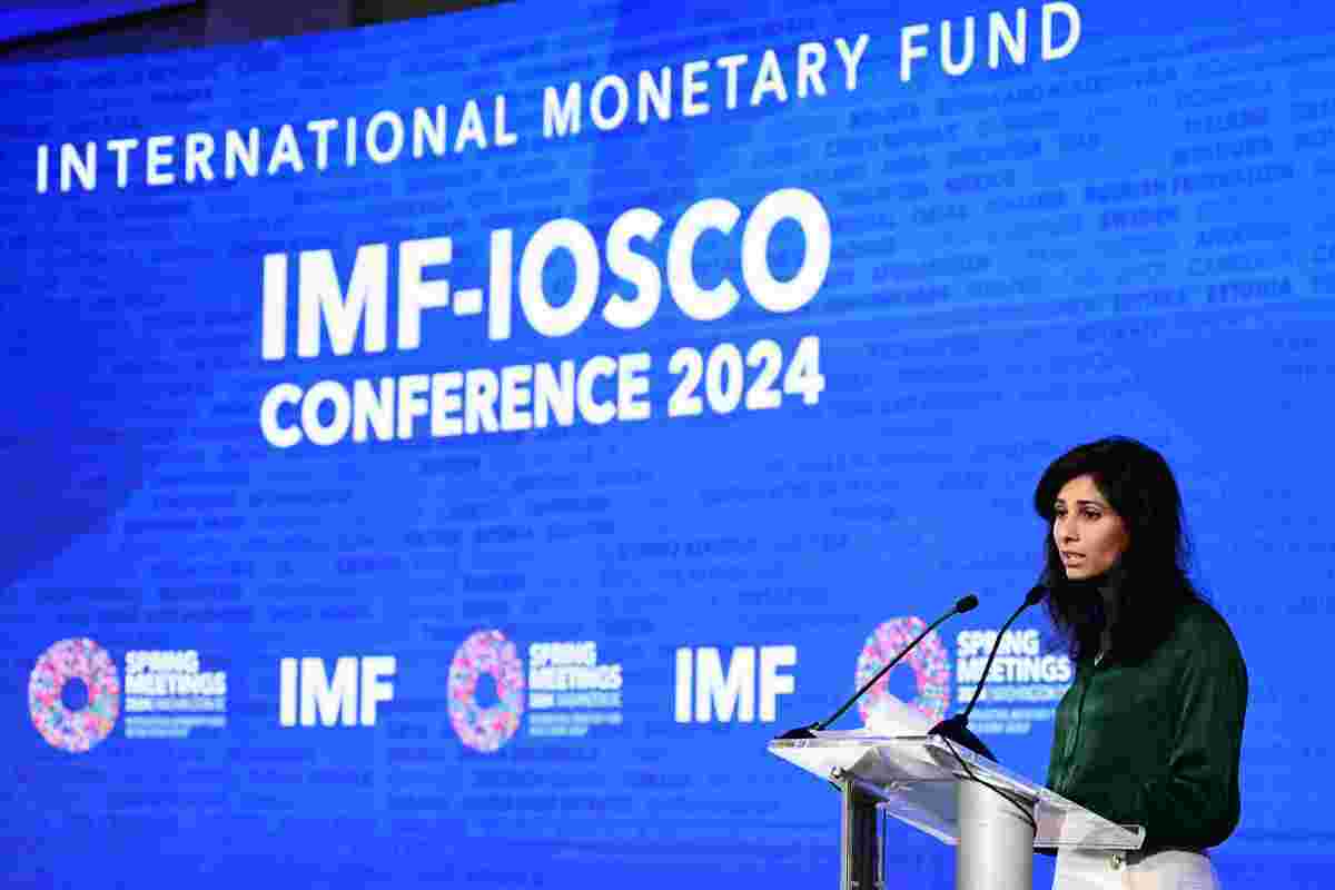 圖為IMF第一副行政總裁格品娜(Gita Gopinath)2024年4月15日在華盛頓IMF總部的會議上發言。(Mandel Ngan/AFP via Getty Images)
