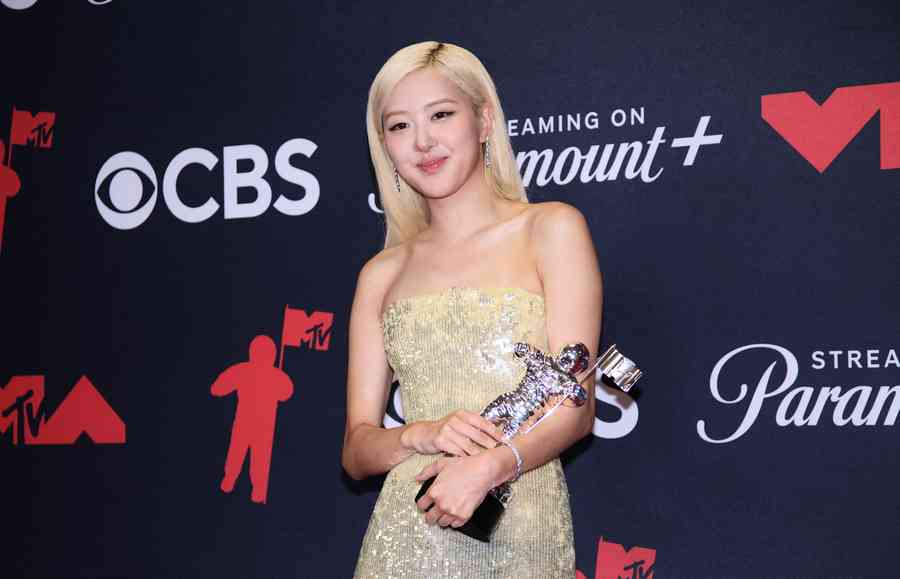 ROSÉ照片遭裁 英雜誌《ELLE UK》公開道歉