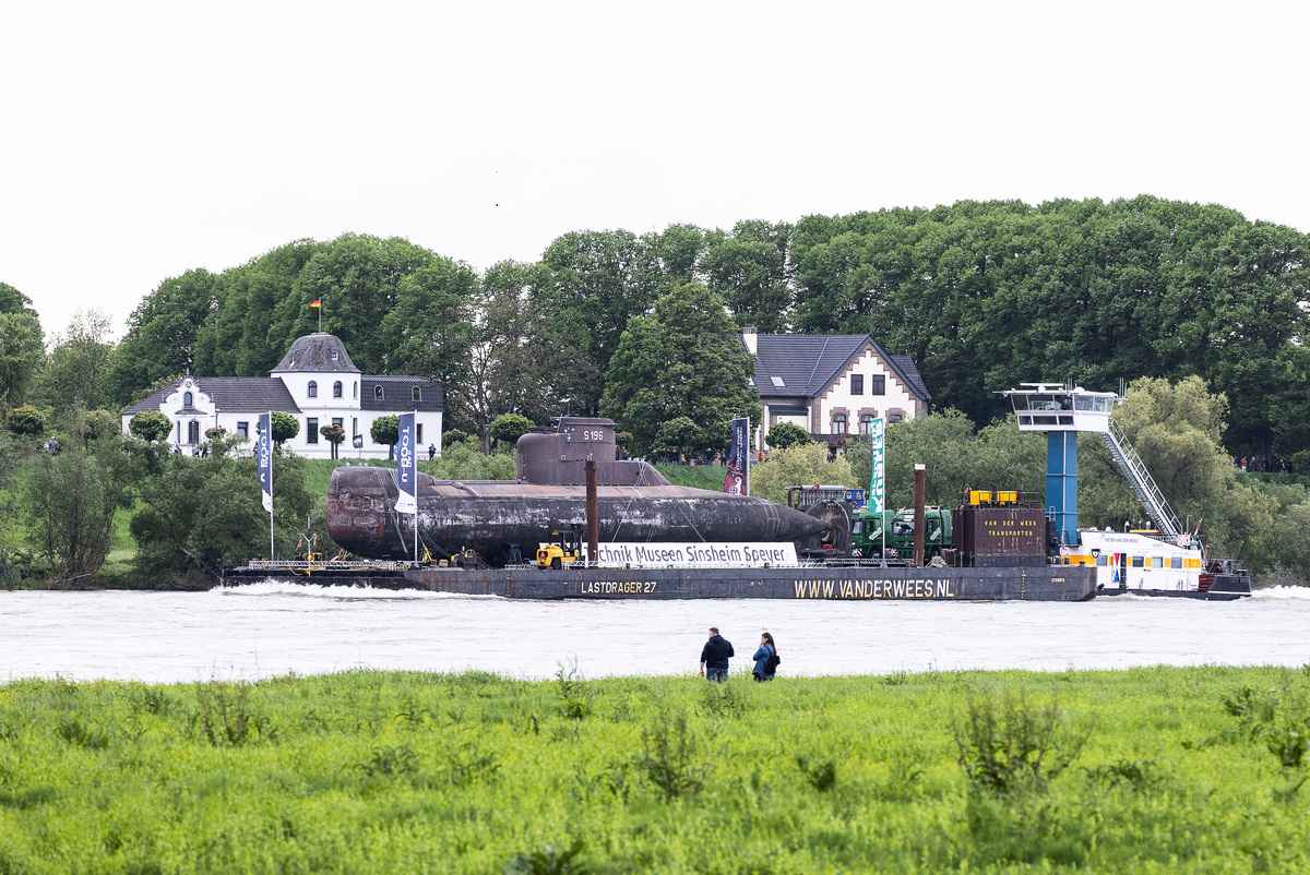 圖為2023年5月12日，德國杜伊斯堡（Duisburg），德國海軍退役的U17潛艇從基爾（Kiel）前往施派爾科技博物館（Technik Museum Speyer）途中，現身在萊茵河上。（Lars Baron/Getty Images）