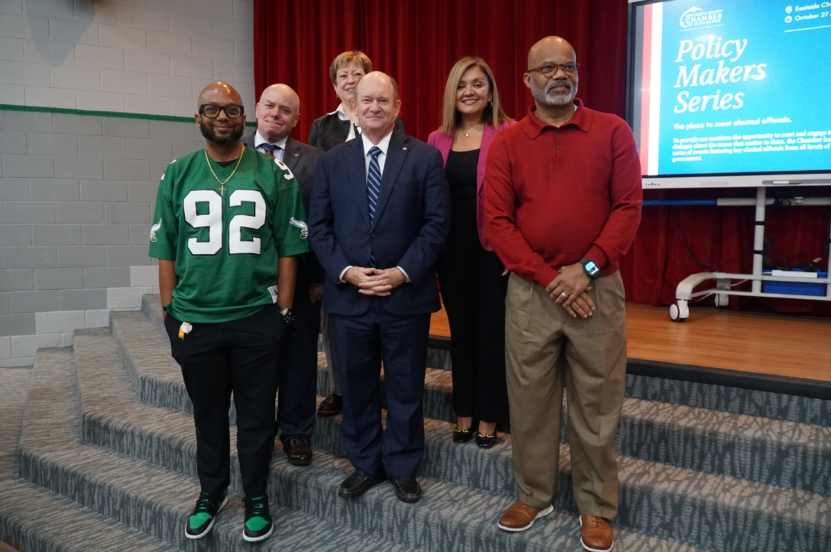 2025年10月27日上午,特拉華紐卡斯(New Castle)縣商會在東區(Eastside)特許學校舉辦與政策制定者溝通的聚會。中為特拉華州聯邦參議員庫恩斯(Chris Coons)。(肖捷/大紀元)