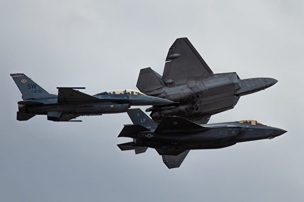 2019年3月2日，美軍的F-22猛禽（Raptor）戰鬥機（上）、F-35閃電II（Lighting II）戰鬥機（下）和F-16戰隼（Viper）戰鬥機（左）在亞利桑那州戴維斯-蒙森空軍基地上空編隊飛行。（美國空軍）