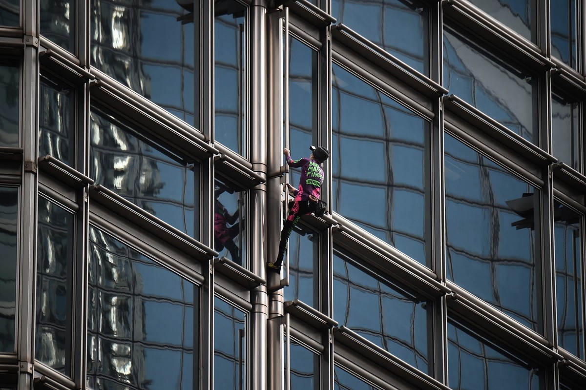 2019年8月16日，法國「蜘蛛人」羅伯特攀爬香港長江集團大樓。（LILLIAN SUWANRUMPHA/AFP/Getty Images）