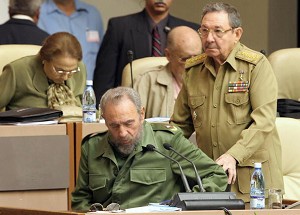 鐵拳統治古巴逾半個世紀的卡斯特羅（左）2016年11月25日晚去世，其弟弟老二（右）仍掌管著古巴政局大權。（ADALBERTO ROQUE/AFP/Getty Images）