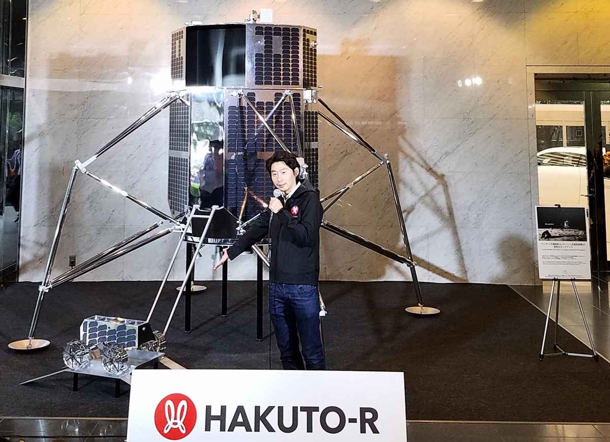 2018年9月26日,日本ispace公司的行政總裁袴田武史(Takeshi Hakamada)在東京解釋其月球計劃HAKUTO-R中的ipsace月球登陸器和漫遊車。 (NATSUKO FUKUE/AFP via Getty Images)
