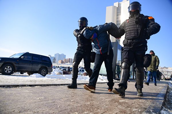 2021年1月31日，俄羅斯海參崴（Vladivostok），反對派領袖阿列克謝‧納瓦爾尼（Alexei Navalny）先前遭到政府拘捕，引發民眾上街示威，防暴警察逮捕一名抗議者。（PAVEL KOROLYOV/AFP via Getty Images）