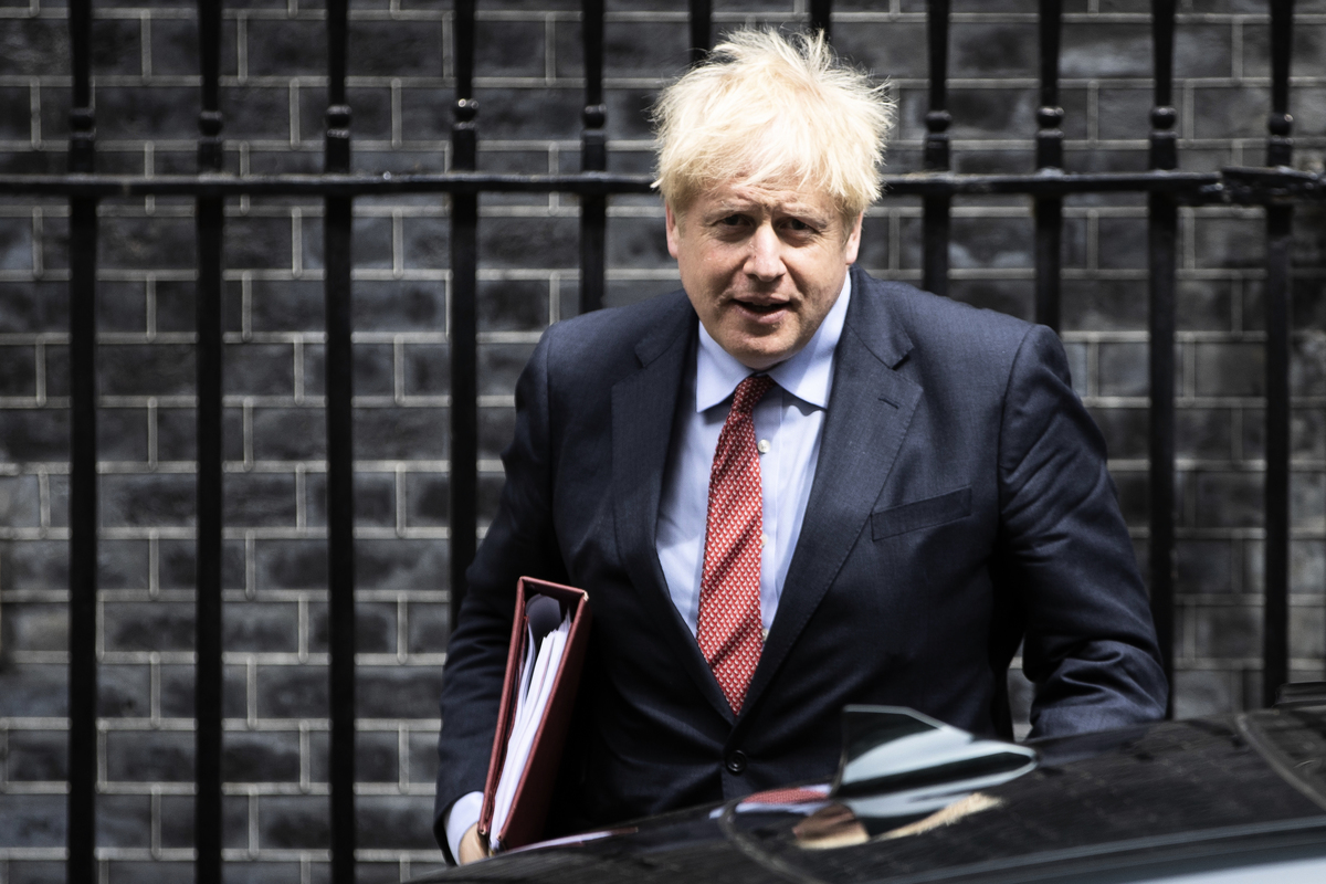 圖為英國首相約翰遜離開唐寧街10號，前往下議院開會。（Leon Neal/Getty Images）