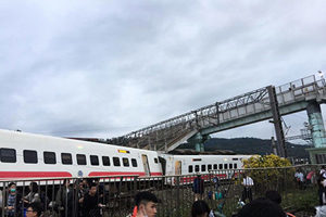台灣普悠瑪號列車出軌 18死175傷