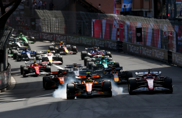 2025年5月25日,F1大獎賽摩納哥站正賽,杆位發車的麥拿侖英國車手羅禮士(Lando Norris)率先衝線,奪得賽季第二冠。圖為摩納哥站正賽起跑,羅禮士領先進入第一個彎道瞬間。(Mark Thompson/Getty Images)