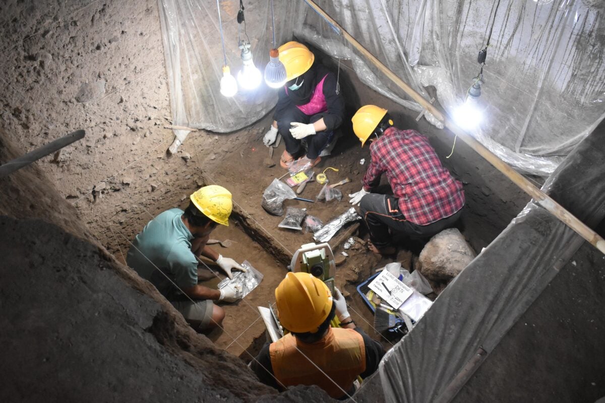 研究人員於2015年在蘇拉威西島名為梁潘寧格的考古遺址洞穴中發現了一具有七千多年歷史的年輕女性遺骸。（梁潘寧格研究團隊提供）